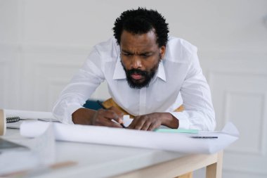 Onun ofisinde cetvel kullanarak çizim ciddi mimar.