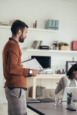 Toplantı salonu onun ortak çalışanlar için sunu bir işadamı.