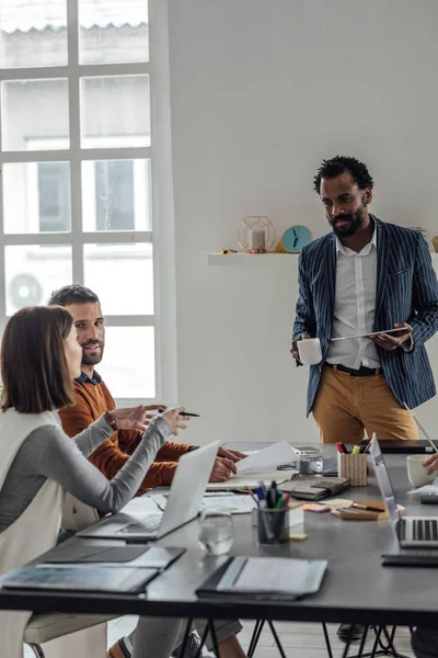 Businessman Giving Presentation Meeting Room His Workers — Stock Photo, Image