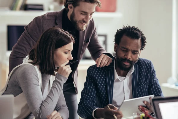 Gruppo Imprenditori Seduti Ufficio Che Lavorano Insieme — Foto Stock