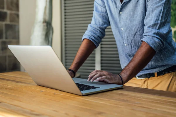 Händerna Oigenkännliga Affärsman Att Skriva Hans Laptop Utomhus — Stockfoto