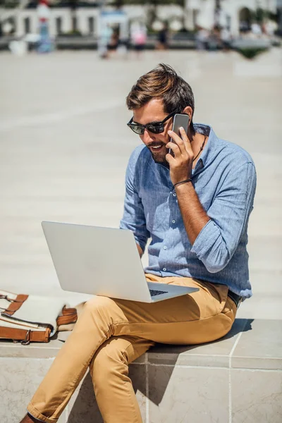 Bonito Homem Caucasiano Freelancer Sentado Banco Trabalhando Seu Laptop — Fotografia de Stock