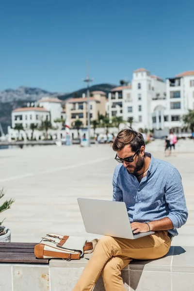 Όμορφος Άνθρωπος Freelancer Καυκάσιος Κάθεται Στον Πάγκο Και Εργάζονται Για — Φωτογραφία Αρχείου