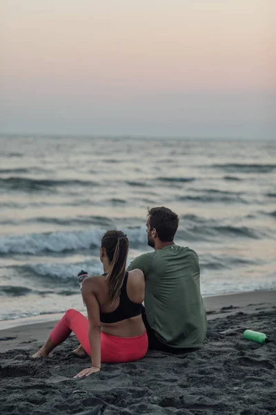 Baksidan Pojkvän Och Flickvän Sitta Sandstrand Och Njuta Solnedgången — Stockfoto