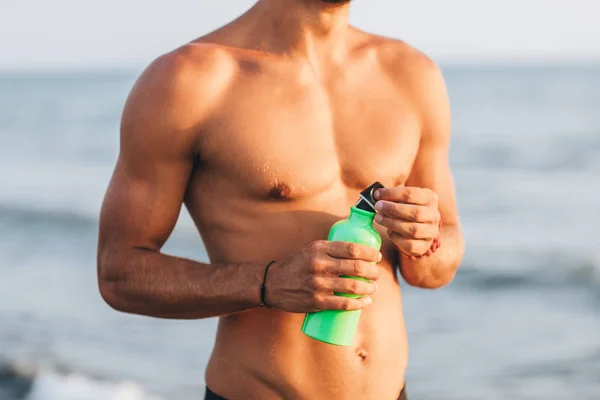 Невідомий Красивий Язистий Спортсмен Стоїть Пляжі — стокове фото