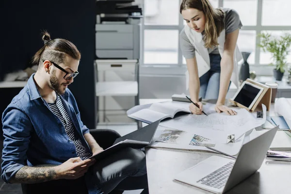 Junge Designerinnen Und Designer Arbeiten Mit Entwürfen — Stockfoto