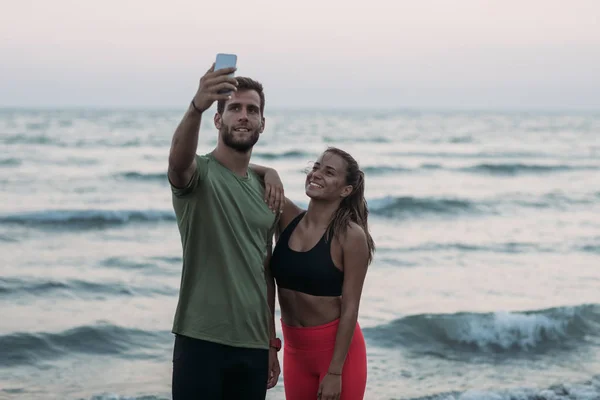 Stilig Sportsman Och Ganska Idrottskvinna Med Hjälp Mobiltelefon — Stockfoto