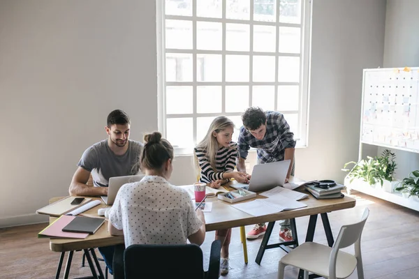 Groep Tieners Samen Studeren School — Stockfoto