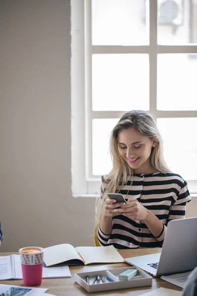 Ganska Kaukasiska Flicka Högskolestudent Holding Hennes Smartphone — Stockfoto