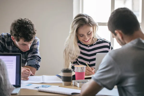 Universiteit Meisjes Jongens Samen Studeren Bij Bibliotheek — Stockfoto