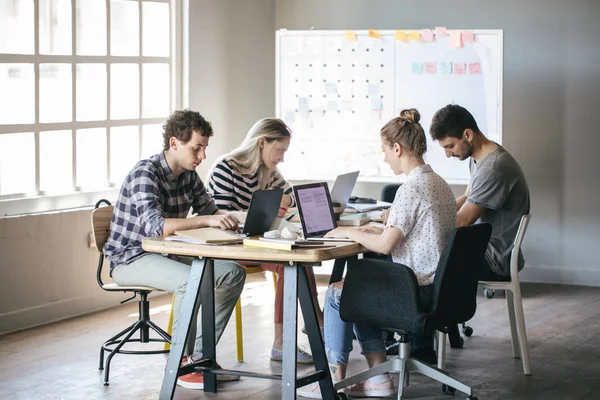 Gruppo Studenti Universitari Che Studiano Insieme Campus — Foto Stock