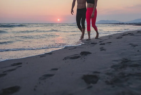 Sportivo Sportivo Irriconoscibile Che Cammina Sulla Spiaggia Sabbiosa — Foto Stock