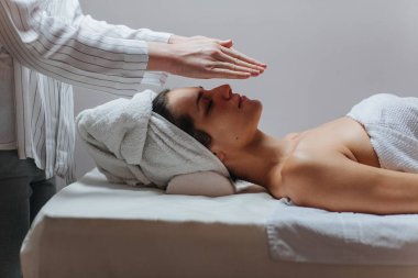 Genç kadının bir spa merkezindeki bir yüz masajı.