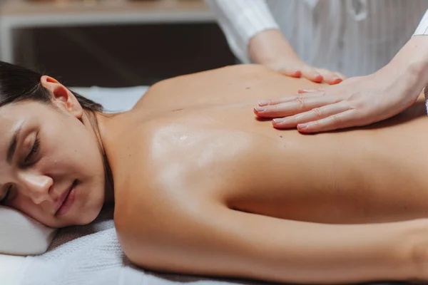 Jeune Femme Bénéficiant Massage Dos Dans Centre Spa — Photo