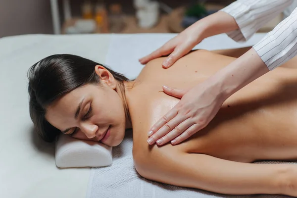 Jovem Desfrutando Uma Massagem Nas Costas Centro Spa — Fotografia de Stock