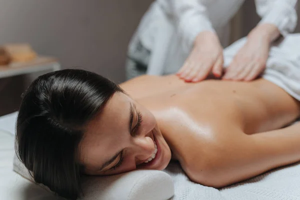 Mujer Joven Disfrutando Masaje Espalda Centro Spa —  Fotos de Stock