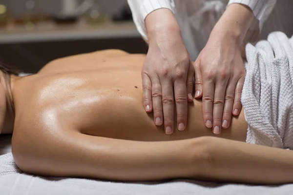 Handen Van Een Onherkenbare Vrouw Masseur Doen Rugmassage — Stockfoto