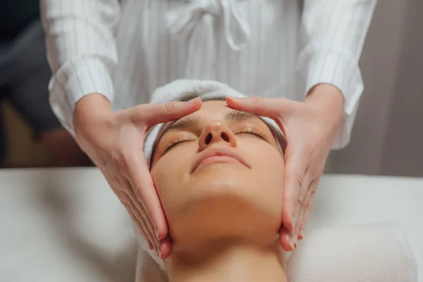 Jovem Desfrutando Uma Massagem Facial Centro Spa — Fotografia de Stock