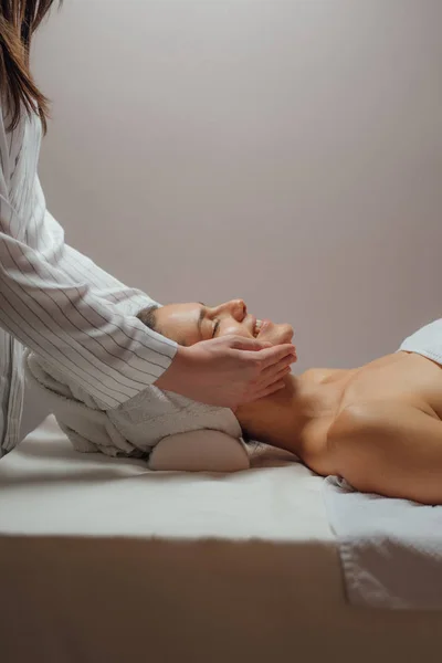 Ung Kvinna Njuter Ansiktsmassage Ett Spa Center — Stockfoto