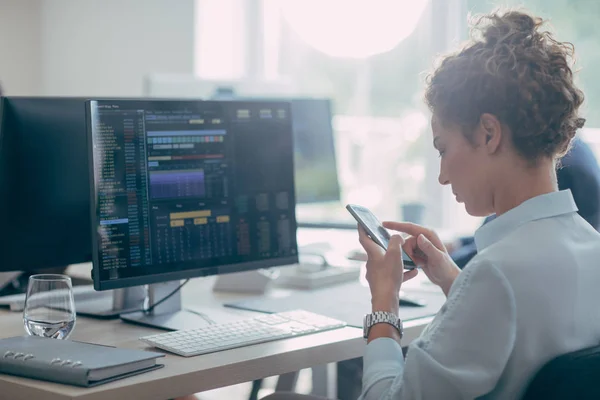 Joven Agente Negocios Utilizando Teléfono Móvil Frente Computadora Escritorio Trabajando —  Fotos de Stock