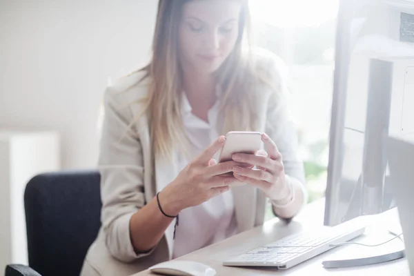 Jovem Empresária Usando Telefone Celular Frente Computador Desktop Moderno Espaço — Fotografia de Stock