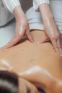 kadının sırt masajı