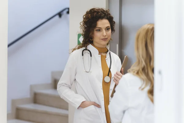 Twee Mooie Vrouwen Artsen Staan Hal Van Het Ziekenhuis Praten — Stockfoto