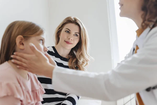 Menina Branca Bonito Ter Exame Por Pediatra — Fotografia de Stock