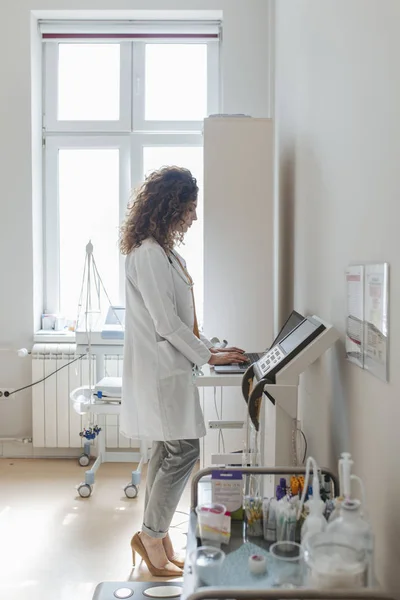 Bella Donna Caucasica Medico Che Lavora Ospedale — Foto Stock