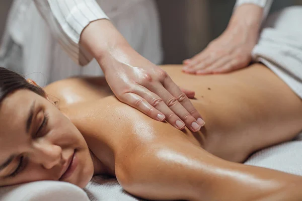 Hübsche Kaukasische Frau Genießt Entspannende Rückenmassage Wellnessstudio — Stockfoto