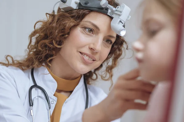 Médico Orl Examinando Niño Clínica — Foto de Stock