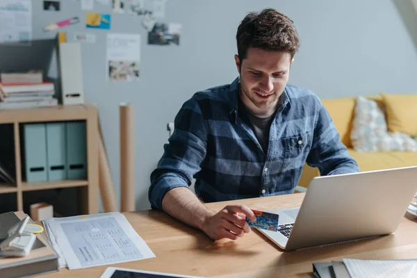 Joven Sentado Frente Portátil Celebración Tarjeta Bancaria — Foto de Stock