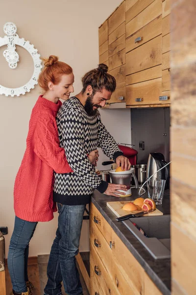 Pěkně Usmívající Žena Objímala Svého Přítele Kuchyni — Stock fotografie