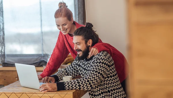 Chalet Adlı Oturan Laptop Arıyorum Mutlu Gülümseyen Çift — Stok fotoğraf