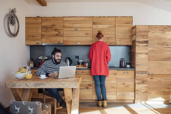 Jonge Man Vrouw Tijd Doorbrengen Bij Chalet Keuken — Stockfoto