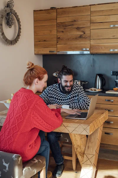 Feliz Casal Sorrindo Sentado Chalé Olhando Para Laptop — Fotografia de Stock