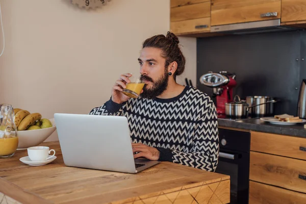 Pohledný Muž Kavkazských Sedí Kuchyni Psaní Jeho Laptopu Stock Fotografie