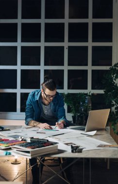 Bir ofiste çalışma gece yakışıklı genç beyaz iş adamı.