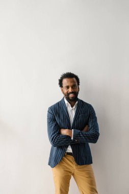 Kamera seyir yakışıklı Afrika gülümseyen iş adamı.