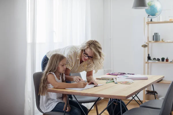 Mooie Lachende Kaukasische Vrouw Helpt Haar Daughterstudent Lezen — Stockfoto