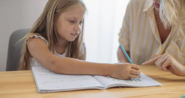 Mignon Blonde Caucasien Fille Étudiant Maison Avec Son Mère Aider — Photo