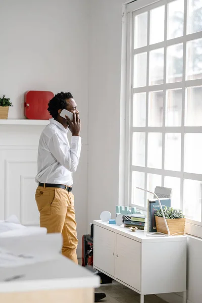 Красивый Африканский Стильный Бизнесмен Стоит Себя Офисе Разговаривает Мобильному Телефону — стоковое фото