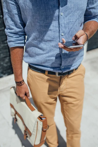 Uomo Affari Irriconoscibile Piedi All Aperto Digitando Sul Suo Cellulare — Foto Stock