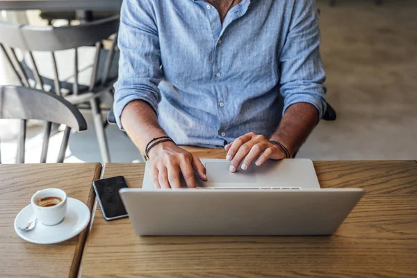 Oigenkännliga Affärsman Sitta Kafé Och Arbeta Hans Laptop — Stockfoto