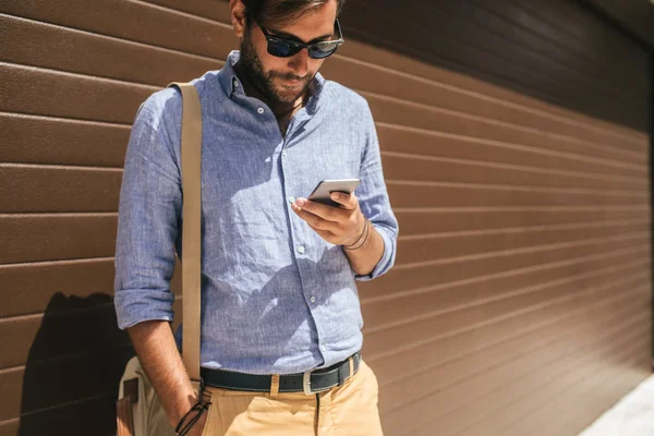 Retrato Belo Homem Negócios Caucasiano Segurando Smartphone — Fotografia de Stock