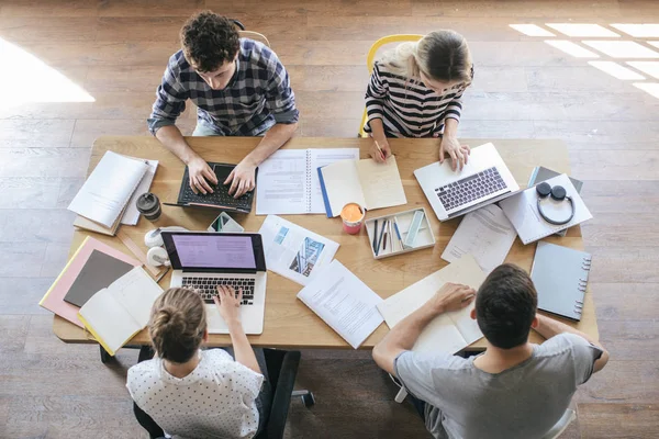 Från Ovanstående Foto Grupp Collegestudenter Studera Tillsammans — Stockfoto