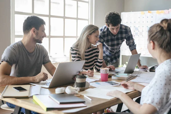 Grup birlikte kampüsünde Eğitim Üniversite öğrenci.