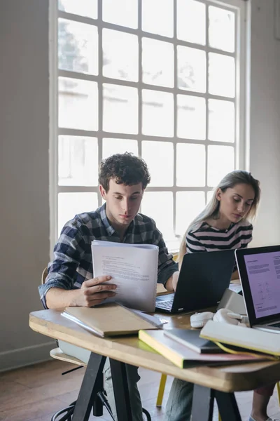 College Jongen Zitten Met Zijn Klasgenoten Studeren — Stockfoto