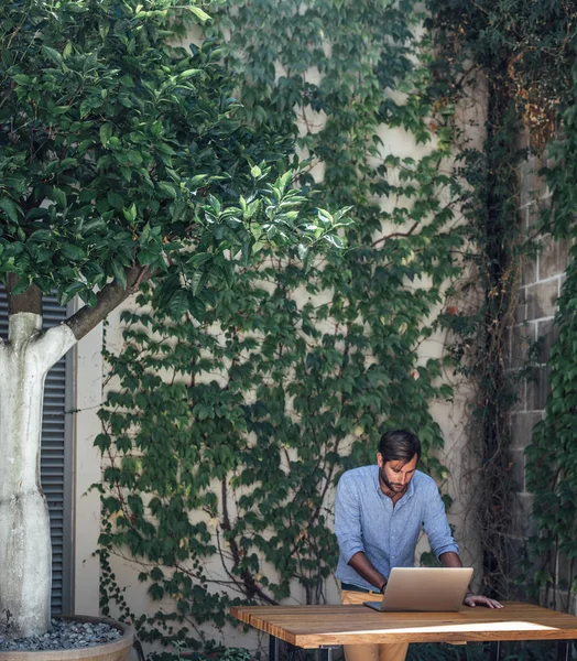 Jungunternehmer Tippt Draußen Auf Seinem Laptop Stockfoto