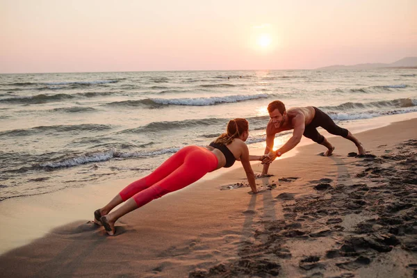 Handsome Caucasian Man Beautiful Smiling Woman Doing Pushups Sandy Beach — Stock Photo, Image